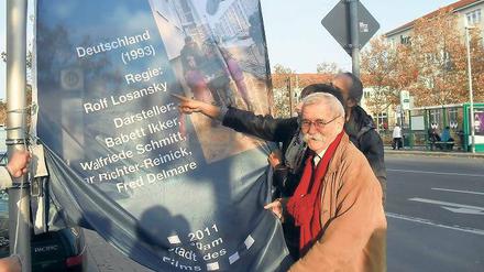 Plattenbau-Tristesse für eine bunte Geschichte. In der Konrad-Wolf-Allee hisste der Potsdamer Regisseur Rolf Losansky am gestrigen Mittwoch die Fahne für den „Filmschauplatz des Monats“. 1993 entstanden hier Aufnahmen für seinen Film „Zirri – Das Wolkenschaf“.