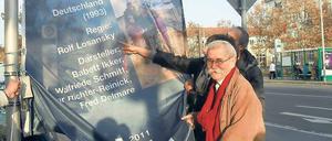 Plattenbau-Tristesse für eine bunte Geschichte. In der Konrad-Wolf-Allee hisste der Potsdamer Regisseur Rolf Losansky am gestrigen Mittwoch die Fahne für den „Filmschauplatz des Monats“. 1993 entstanden hier Aufnahmen für seinen Film „Zirri – Das Wolkenschaf“.
