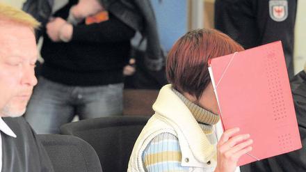 Versteckt. Die Angeklagten Marcel T. (l.) und Kirsten H. im Potsdamer Gericht.