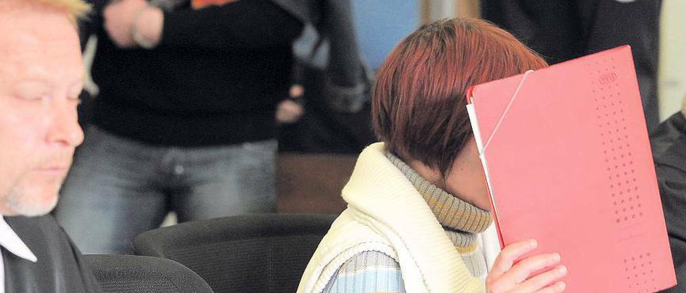 Versteckt. Die Angeklagten Marcel T. (l.) und Kirsten H. im Potsdamer Gericht.