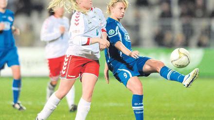 Gute Leistungen. Turbine Trainer Bernd Schröder lobt seine Angreiferin Chantal de Ridder (r.). Am Sonntag traf sie im Pokal, heute könnte sie in der Champions-League spielen. Dort überzeugte sie schon gegen die Isländer von Thór/KA.