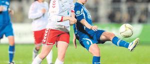 Gute Leistungen. Turbine Trainer Bernd Schröder lobt seine Angreiferin Chantal de Ridder (r.). Am Sonntag traf sie im Pokal, heute könnte sie in der Champions-League spielen. Dort überzeugte sie schon gegen die Isländer von Thór/KA.