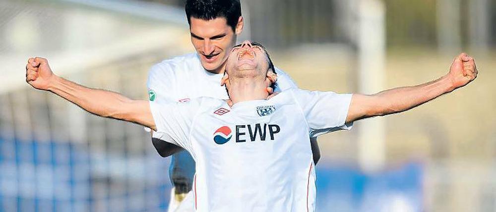 Grenzenloser Jubel. Anton Makarenko (vorn) erzielte sein erstes Punktspieltor für Babelsberg, Dominik Stroh-Engel war einer der Vorbereiter. Auch in der restlichen Spielzeit ließen die Babelsberger dieses Mal die Punkte nicht, wie noch in den vergangenen beiden Spielen, liegen.
