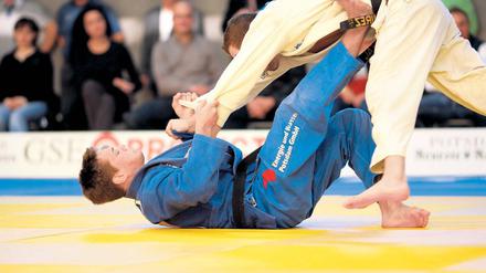 Im Duell. Normen Helm (UJKC, blau) gegen Javier Ramirez.