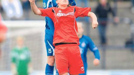 Eine Klasse Unterschied. Inka Wesely (Turbine) überspringt Julia Schneider (Sindelfingen). Turbine behielt mit 4:1 die Oberhand.