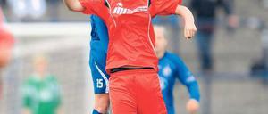 Eine Klasse Unterschied. Inka Wesely (Turbine) überspringt Julia Schneider (Sindelfingen). Turbine behielt mit 4:1 die Oberhand.