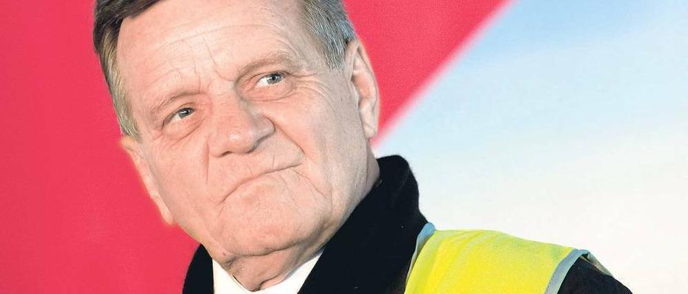Hat wieder Pläne. Ex-Bahn-Chef Mehdorn hat als Air-Berlin-Chef große Pläne: Am BER soll die Fluggesellschaft expandieren; dafür versteht er sich dann auch mit Wowereit.
