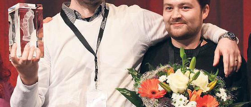 Die Zwei von der Haltestelle. Stephan Sacher (l.) und Michael Herm (r.) wurden für ihre abgedrehte Bushäuschen-Story „Chump And Clump“ geehrt. Es war der dritte Nachwuchs-Animago für HFF-Absolventen in Folge.
