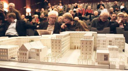 Neue alte Mitte. Die Entwürfe zur Ufergestaltung an der Alten Fahrt waren Thema beim Stadtforum. Der Baubeigeordnete Matthias Klipp verwahrte sich gegen Kritik am Vergabeverfahren. Bemängelt wurde auch die Qualität einiger Gebäude-Rückseiten.