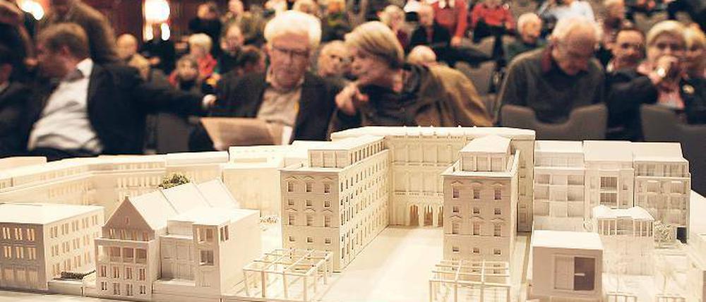 Neue alte Mitte. Die Entwürfe zur Ufergestaltung an der Alten Fahrt waren Thema beim Stadtforum. Der Baubeigeordnete Matthias Klipp verwahrte sich gegen Kritik am Vergabeverfahren. Bemängelt wurde auch die Qualität einiger Gebäude-Rückseiten.