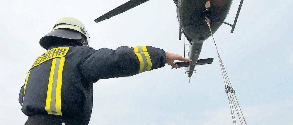 Einweisung. Im Katastrophenfall – hier ein Hubschrauber der Bundeswehr beim Abladen von Sandsäcken – werden die Einsätze der Soldaten von Berlin aus koordiniert.
