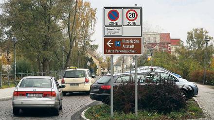 Irreführendes Schild am Inseleingang: In Wirklichkeit gibt es Kurzzeitparkplätze für Besucher.