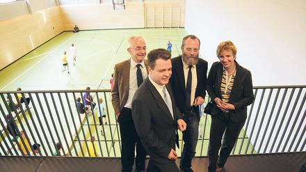 Politiker auf hohen Rängen: Bildungsministerin Martina Münch ließ sich von Landrat Wolfgang Blasig (2.v.r./beide SPD) die neue Sporthalle am künftigen Kreisgymnasium in Stahnsdorf zeigen.