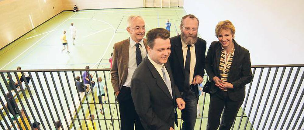 Politiker auf hohen Rängen: Bildungsministerin Martina Münch ließ sich von Landrat Wolfgang Blasig (2.v.r./beide SPD) die neue Sporthalle am künftigen Kreisgymnasium in Stahnsdorf zeigen.