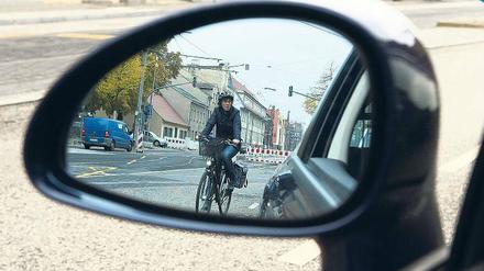 Lebenswichtige Rücksicht. Wenn sich eine Autotür unerwartet öffnet, wird es für Fahrradfahrer schnell gefährlich. Der Allgemeine Deutsche Fahrradclub wies gestern bei einer Aktion in Babelsberg darauf hin.