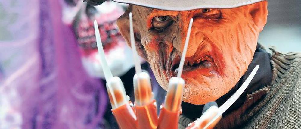 Ein bisschen Angst darf sein. Maik Christian Schmidt (kleines Bild links) hat die „Horrornächte“ im Filmpark erfunden.