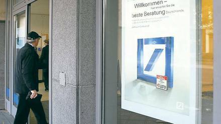 Die Deutsche Bank: Eine Potsdamer Renterin, die unter Demenz leidet, verklagt das Geldinstitut. Beraterder Bank sollen ihr einen sittenwidrige Rentenversicherung verkauft haben.