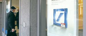 Die Deutsche Bank: Eine Potsdamer Renterin, die unter Demenz leidet, verklagt das Geldinstitut. Beraterder Bank sollen ihr einen sittenwidrige Rentenversicherung verkauft haben.