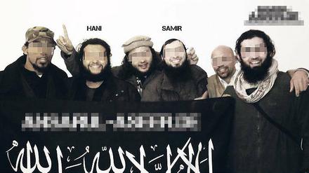 Siegerpose. Die aus der U-Haft entlassenen Terrorverdächtigen präsentierten sich im Internet – hinter einem Banner, das für eine Website mit islamistischer Hetze wirbt.