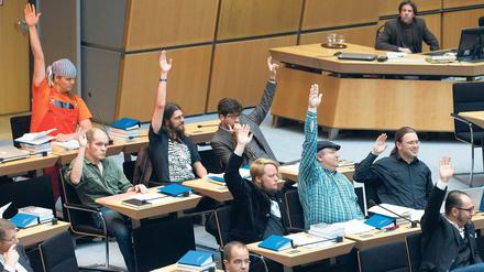 Hände hoch. Für die Piraten hat der Parlamentsalltag begonnen.