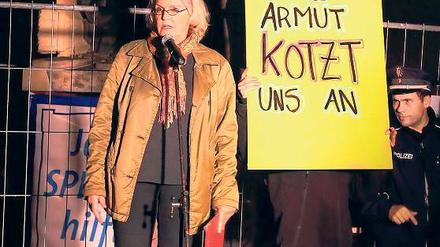 Kein „Zink-Tank“: Mitteschön-Sprecherin Barbara Kuster, umgeben von Gegendemonstranten, zweifelte gestern Abend die vom Land genannten Kupferkosten an.