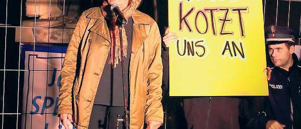 Kein „Zink-Tank“: Mitteschön-Sprecherin Barbara Kuster, umgeben von Gegendemonstranten, zweifelte gestern Abend die vom Land genannten Kupferkosten an.