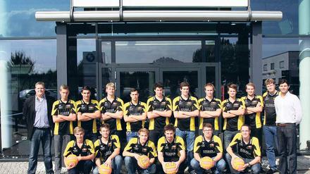 Vor neuen Herausforderungen. Potsdams OSC-Wasserballer 2011/12 mit (hinten von links) Trainer André Laube, Sascha Herold, Jacob Drachenberg, Dmitriy Gusev, Miro Tadin, Leonard Grütte, Christian Saggau, Tobias Lentz, Artur Tchigir, David Kleine, Mannschaftsarzt Lars Götz und Trainer Alexander Tchigir sowie (vorn von links) Julian Drachenberg, Stefan Frank, Felix Rasehorn, Marc Langer, Maximilian Meißner und Klaus Einhorn.