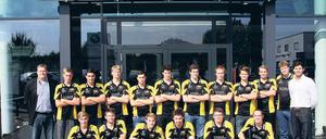 Vor neuen Herausforderungen. Potsdams OSC-Wasserballer 2011/12 mit (hinten von links) Trainer André Laube, Sascha Herold, Jacob Drachenberg, Dmitriy Gusev, Miro Tadin, Leonard Grütte, Christian Saggau, Tobias Lentz, Artur Tchigir, David Kleine, Mannschaftsarzt Lars Götz und Trainer Alexander Tchigir sowie (vorn von links) Julian Drachenberg, Stefan Frank, Felix Rasehorn, Marc Langer, Maximilian Meißner und Klaus Einhorn.