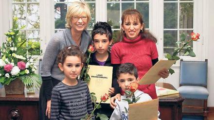 Einbürgerung. Elona Müller-Preinesberger begrüßte Familie Tschakutch.