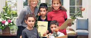 Einbürgerung. Elona Müller-Preinesberger begrüßte Familie Tschakutch.