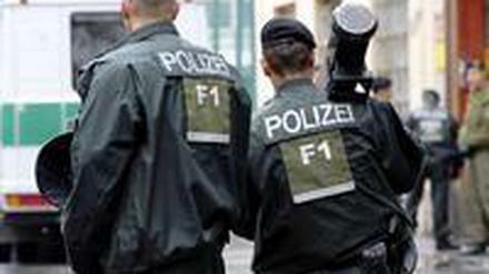 Mit dem Rammbock unterwegs: Am 8. September 2011 durchsuchten Polizisten die Ar-Rahman-Moschee.