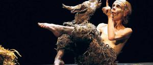 Kunstvolle Eselei. Ilka Schönbein und ihr Theater Meschugge zeigen am 3. und 4. November im T-Werk das irrwitzige Traumspiel „Die Alte und das Biest“, eine Parabel über Verwandlung und Auferstehung.