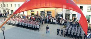 Die Armee in der Stadt: Beim öffentlichen Gelöbnis im April in der Beelitzer Altstadt säumten Hunderte Bürger die Straßen. Der Rückhalt ist hier groß.