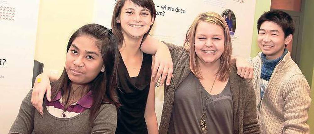 Lehrreicher Schüleraustausch. Jezielle Caab von den Philippinen, Isabelle Heinrich und Isabel Siewert aus Zossen und Yui Hon Ho von der Insel Sansibar vor Tansania (v.l.n.r.) verstanden sich trotz verschiedener Sprachen prächtig.