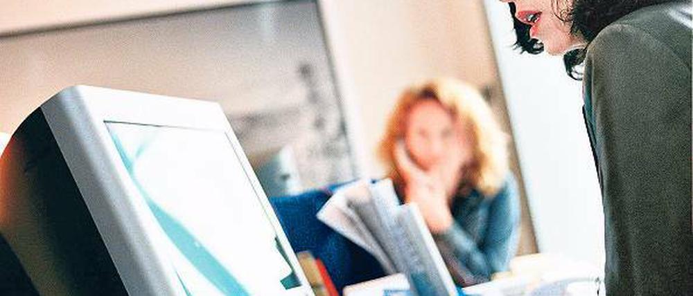 Mehr als nur Vokabelpauken. Wer für den Job eine Fremdsprache lernt, kann diese meist sofort anwenden – etwa im Kontakt mit ausländischen Geschäftspartnern.