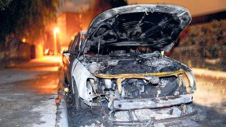 Abgefackelt. Der 27-jährige Brandstifter aus Berlin hat bisher 67 Taten gestanden. Dabei waren rund 100 Fahrzeuge beschädigt worden. Gegenüber der Polizei gab er an, aus Frust gehandelt zu haben.