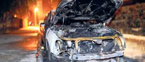 Abgefackelt. Der 27-jährige Brandstifter aus Berlin hat bisher 67 Taten gestanden. Dabei waren rund 100 Fahrzeuge beschädigt worden. Gegenüber der Polizei gab er an, aus Frust gehandelt zu haben.