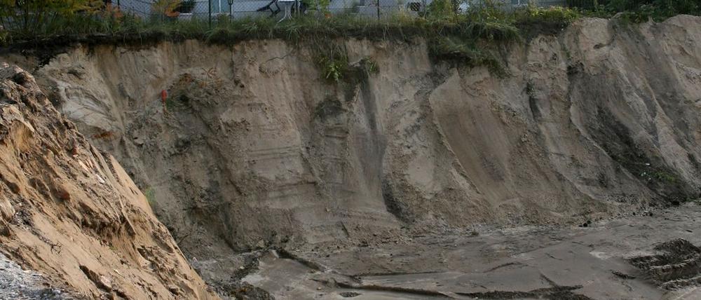 Häuschen in der Grube? Soweit kam es glücklicherweise noch nicht. Nach Anwohnerwarnungen erteilte die Bauaufsicht am Montag einen Baustopp sowie Auflagen.