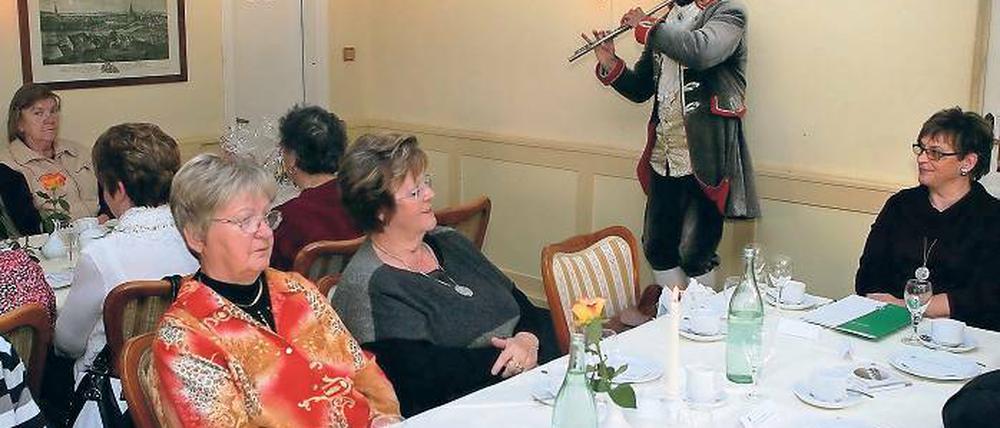 Flötenmusik und Kaffee im Drachenhaus als Dank für die Ehrenamtler.