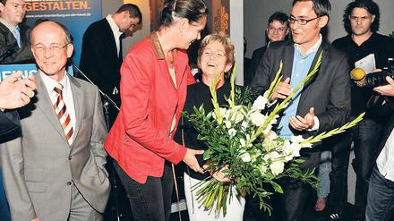 Da war die Welt noch heil: CDU-Landeschefin Saskia Ludwig (links) gratuliert Dietlind Tiemann – gerade als CDU-Oberbürgermeisterin in der Stadt Brandenburg wiedergewählt, mit einem 56-Prozent-Ergebnis. Angela Merkel schickte eine Glückwunsch-SMS. Den Wahlkampf hatte Patrick Schweitzer (rechts) gemanagt, einer der früheren Sprecher der CDU-Landtagsfraktion.