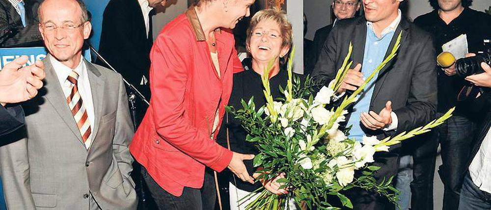 Da war die Welt noch heil: CDU-Landeschefin Saskia Ludwig (links) gratuliert Dietlind Tiemann – gerade als CDU-Oberbürgermeisterin in der Stadt Brandenburg wiedergewählt, mit einem 56-Prozent-Ergebnis. Angela Merkel schickte eine Glückwunsch-SMS. Den Wahlkampf hatte Patrick Schweitzer (rechts) gemanagt, einer der früheren Sprecher der CDU-Landtagsfraktion.