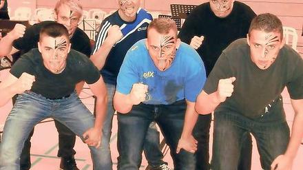 Haka ist ein Willkommenstanz der neuseeländischen Maori. Auch die Haeckel-Schülern begrüßten so ihre Gäste.