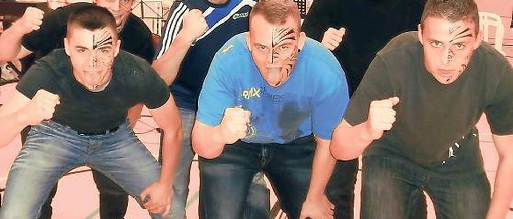 Haka ist ein Willkommenstanz der neuseeländischen Maori. Auch die Haeckel-Schülern begrüßten so ihre Gäste.