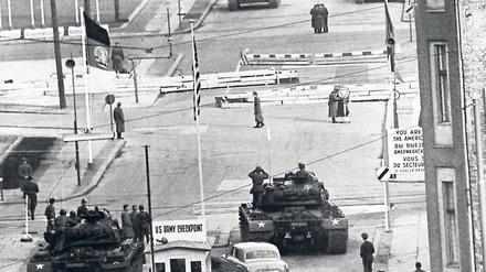 Gespenstisch. Dieses Archivbild aus den letzten Oktobertagen des Jahres 1961 ist aus West-Berlin aufgenommen – vorn amerikanische Panzer, hinten sowjetische.