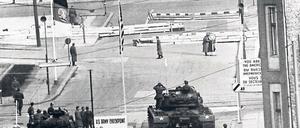 Gespenstisch. Dieses Archivbild aus den letzten Oktobertagen des Jahres 1961 ist aus West-Berlin aufgenommen – vorn amerikanische Panzer, hinten sowjetische.