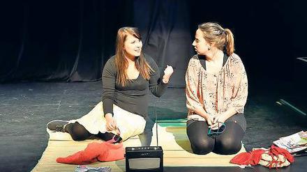 Wenn das Radio spricht. Sophie (l.) (Nathalie Kirchner) hört von der Glücksshow und überredet ihre Freundin Lucy (Josephina Kaeding) zur gemeinsamen Teilnahme.