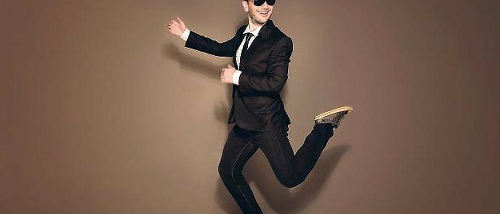 Schau, wie leichtfüßig. Der Sänger und Pianist Bastian Lee Jones.