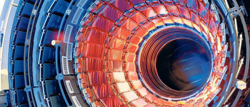 Teilchenbeschleuniger. Im LHC wird Supraleitung genutzt, um ein starkes Magnetfeld zu erzeugen, das die Protonen auf ihrer Kreisbahn hält.