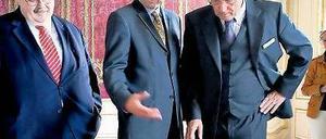 Friedrichs Pracht. Hartmut Dorgerloh (M.) zeigt Claus Friedrich Holtmann (l.) und Ernst Dienst von der Sparkasse die Seidentapeten im Unteren Fürstenquartier.