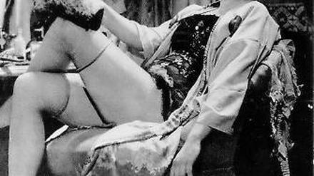 Schoßpüppchen. Marlene Dietrich mit ihrer Lenci am Rande der Dreharbeiten zum „Blauen Engel“.